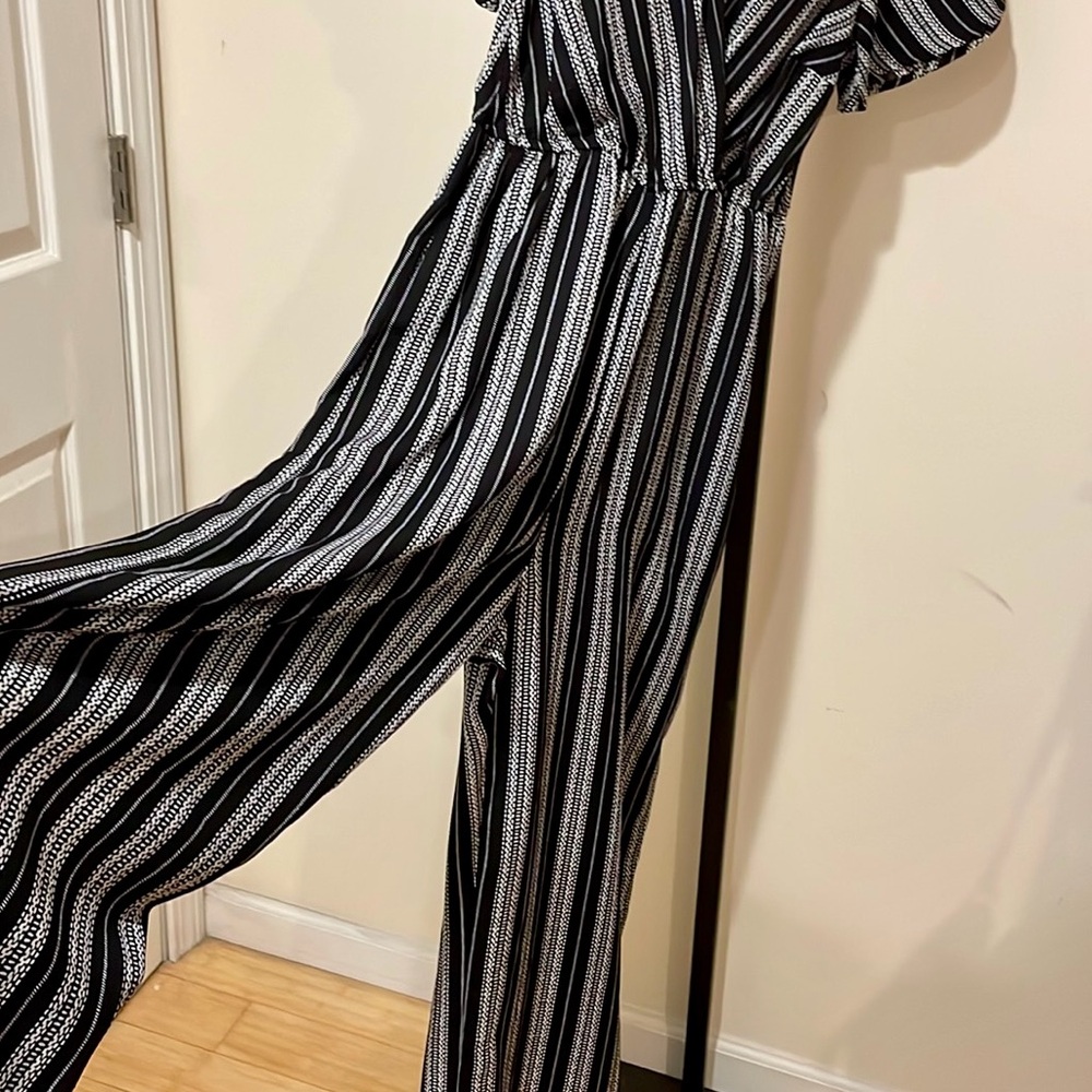 Back and White Patterned Wide Leg Jumpsuit - Picture 3 of 4
